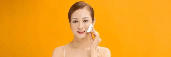 Mulher Asiática Fresca Saudável Removendo Maquiagem Seu Rosto Com Almofada — Fotografia de Stock