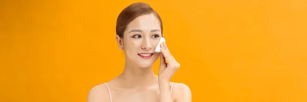 Mladý Zdravý Asijské Žena Krásný Jasný Kůže Držení Bavlněné Podložky — Stock fotografie