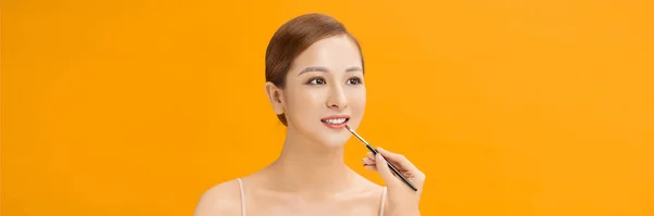 Junge Schöne Asiatische Frau Angewendet Lippenstift Auf Banner Hintergrund — Stockfoto