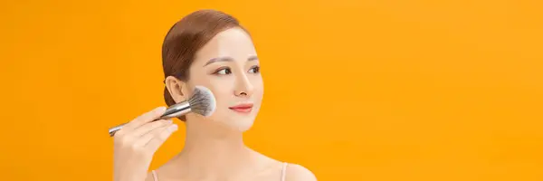 网络横幅 快乐的年轻亚洲女人拿着化妆品刷 — 图库照片