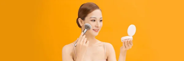Genç Asyalı Kadın Fırça Kullanıyor Afiş Üzerine Makyaj Yapıyor — Stok fotoğraf