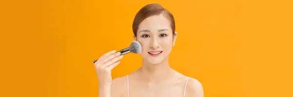 Jovem Mulher Asiática Usando Escova Aplicando Maquiagem Sobre Fundo Banner — Fotografia de Stock