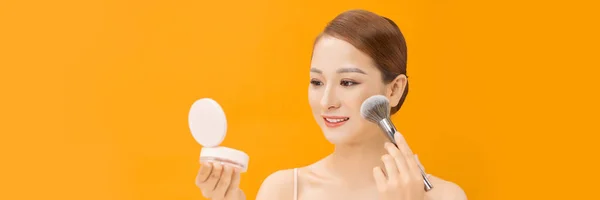 Atraente Bela Menina Asiática Obter Maquiagem Natural Usando Maquiagem Escova — Fotografia de Stock