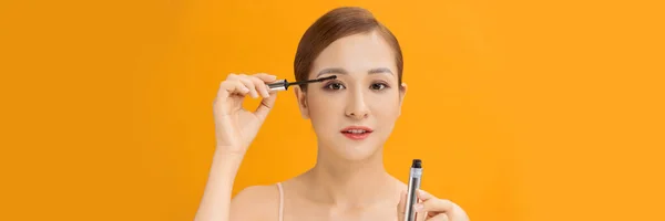 Banner Pretty Young Asian Woman Εφαρμογή Μάσκαρα Χρησιμοποιώντας Βούρτσα Βλεφαρίδων — Φωτογραφία Αρχείου