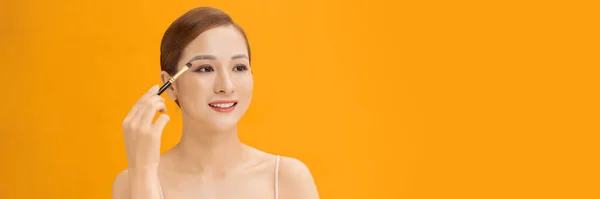 Mujer Asiática Aplicando Sombra Ojos Párpado Usando Cepillo Maquillaje Banner —  Fotos de Stock