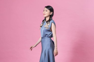 Zarif mavi ipek saten elbise giyen çekici genç bir kadın..