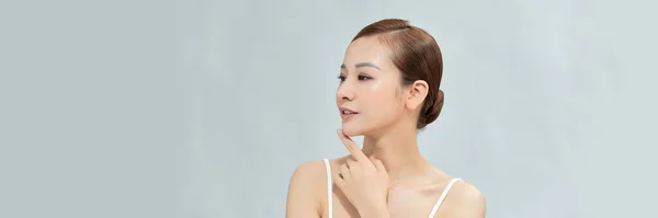 Usmívající Krásná Asijská Žena Perfektní Pletí Izolované Modrém Pastelu Banner — Stock fotografie