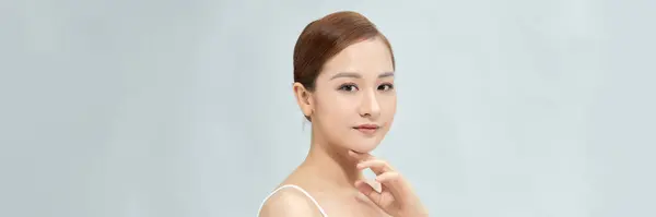 年轻美丽的亚洲女人 手摸着脸 背景为白色 为网页横幅 — 图库照片
