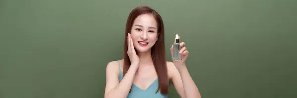 Schöne Asiatische Frau Mit Aging Behandlung Produkt Auf Grün Panorama — Stockfoto