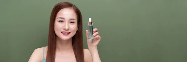 Ung Vacker Asiatisk Kvinna Applicera Ansiktsserum — Stockfoto