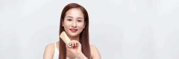 Hermosa Mujer Asiática Cara Retrato Sosteniendo Presentando Crema Tubo Producto — Foto de Stock