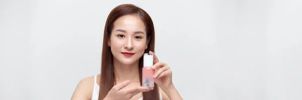 Schöne Asiatische Mädchen Zeigen Hautpflege Produkt Lächelnd Auf Isolierten Banner — Stockfoto