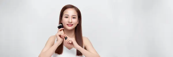 Mükemmel Ciltli Güzel Mutlu Asyalı Kız Elinde Makyaj Fırçasıyla Arka — Stok fotoğraf