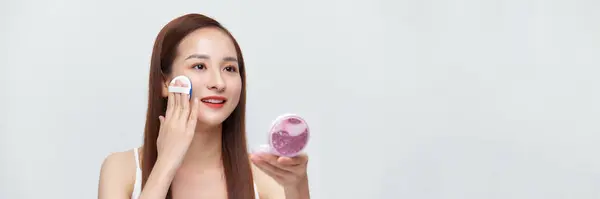 화장품 아시아 여자의 배경에 그녀의 얼굴에 파우더 퍼프를 — 스톡 사진