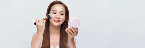 Banner Hermosa Joven Mujer Asiática Sosteniendo Cepillo Maquillaje Aislado Sobre —  Fotos de Stock
