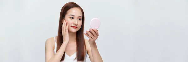 Jonge Aziatische Vrouw Met Behulp Van Cosmetische Zakspiegel Geïsoleerd Witte — Stockfoto