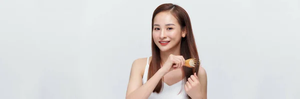 Aziatische Meisje Met Haar Kam Geïsoleerd Witte Banner Achtergrond — Stockfoto
