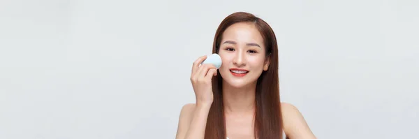 Hermosa Joven Asiático Mujer Aplicación Maquillaje Usando Belleza Blender Esponja —  Fotos de Stock