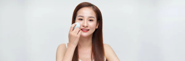 Mujer Asiática Usando Esponja Licuadora Maquillaje Herramienta Cara Fondo Bandera —  Fotos de Stock