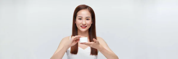Feliz Joven Asiático Mujer Celebración Tarro Crema Sobre Blanco Banner —  Fotos de Stock