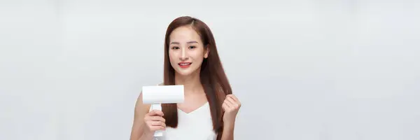 Krásná Mladá Asijská Žena Pomocí Vysoušeč Vlasů Bílém Pozadí Panorama — Stock fotografie