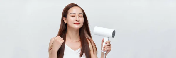 Banner Jovem Mulher Asiática Usando Secador Cabelo Fundo Branco — Fotografia de Stock