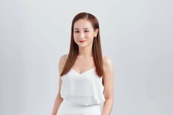 白い背景の上に立っているカジュアルなドレスを着ている若い美しいアジアの女性 — ストック写真