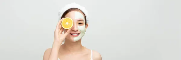 Jeune Femme Asiatique Avec Masque Argile Faciale Tenant Une Tranche — Photo