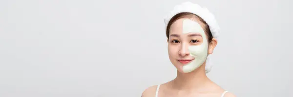 Krásná Asijská Žena Dostává Obličejová Jílovitá Maska Bílém Banneru Pozadí — Stock fotografie