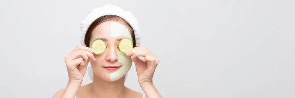 Beautiful Asian Girl Holding Slice Cucumber Front Her Face — Stock Photo, Image
