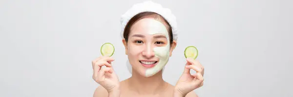 Linda Jovem Mulher Asiática Com Máscara Facial Pepino Fundo Branco — Fotografia de Stock