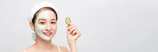 Jonge Aziatische Mooie Vrouw Met Verse Komkommers Witte Masker Cosmetische — Stockfoto