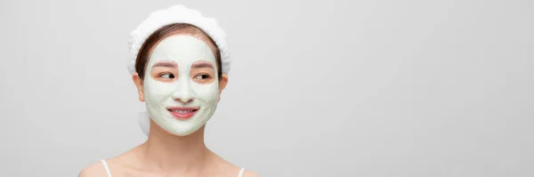 Péče Pleť Mladá Asijská Žena Kosmetickou Hliněnou Maskou Bílém Banneru — Stock fotografie