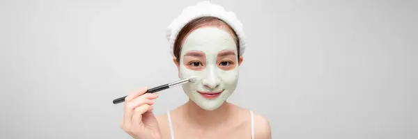 Feliz Asiático Mujer Con Toalla Cabeza Aplicar Limpiador Máscara Cara —  Fotos de Stock