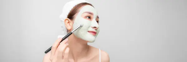 Piękne Azji Kobieta Mając Gliny Maska Twarzy Zastosowanie Kosmetyczka — Zdjęcie stockowe