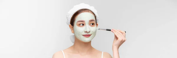 Beyaz Arka Planda Yeşil Kil Kozmetik Maskeli Asyalı Kadın Sancak — Stok fotoğraf