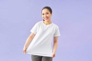 Menekşe arkaplanda izole edilmiş güçlü diyet sonrasında t-shirt deniyor