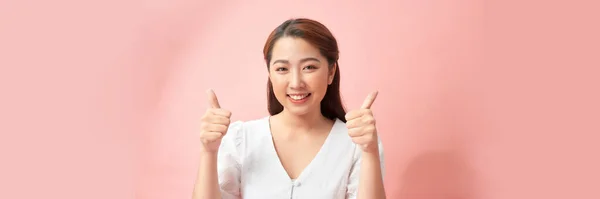 Joven Asiático Feliz Mujer Riendo Mostrando Pulgares Arriba Aislado Sobre —  Fotos de Stock