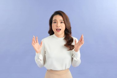 Asyalı kız, mavi arka planda heyecanlı olmasına şaşırdı.