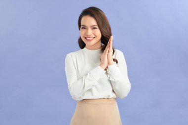 Genç, güzel Asyalı kadın kendini mutlu ve başarılı hissediyor, gülümsüyor ve alkışlıyor.,