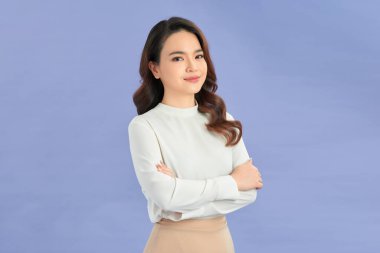 Güzel Asyalı kadın mutlu, gururlu ve tatmin olmuş görünüyor.