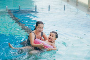 Anne ve oğlu havuzda harika vakit geçiriyorlar..