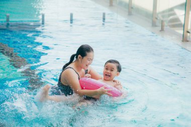 Anne ve oğlu havuzda harika vakit geçiriyorlar..
