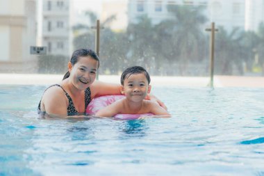 Anne ve oğlu havuzda harika vakit geçiriyorlar..