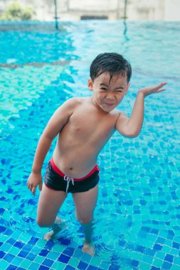 Şirin Asyalı çocuk yüzme havuzunda sonra kulak temizleme