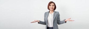 Gülümseyen Asyalı kadın pankartı. Misafirleri karşılıyor.