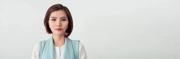 漂亮的年轻亚洲女人 灰色背景 身穿白衬衫 — 图库照片