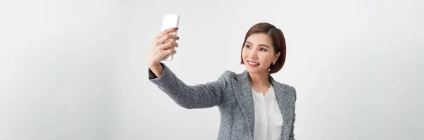 Ung Affärskvinna Tar Selfie Med Mobiltelefon Grå Banner — Stockfoto
