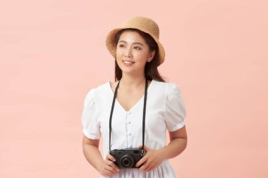 Gülümseyen kadın fotoğrafçı DSR kamerasıyla fotoğraf çekiyor