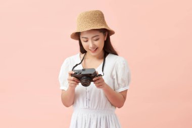 Turist kız neşeli bir tatil konsepti yaşıyor.